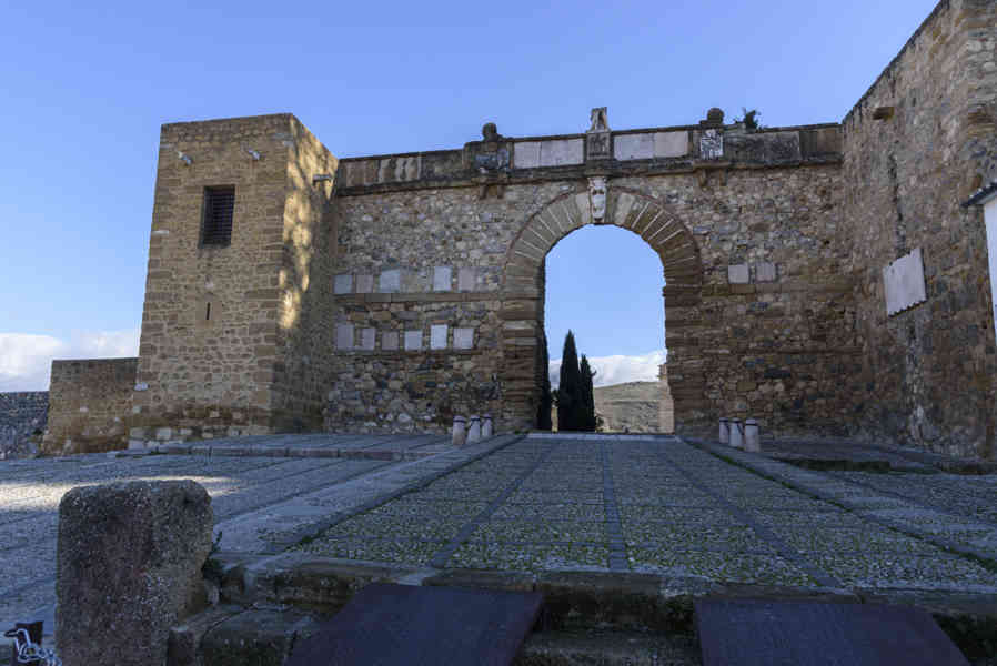 Málaga - Antequera 25 - Alcazaba - Arco de los Gigantes.jpg